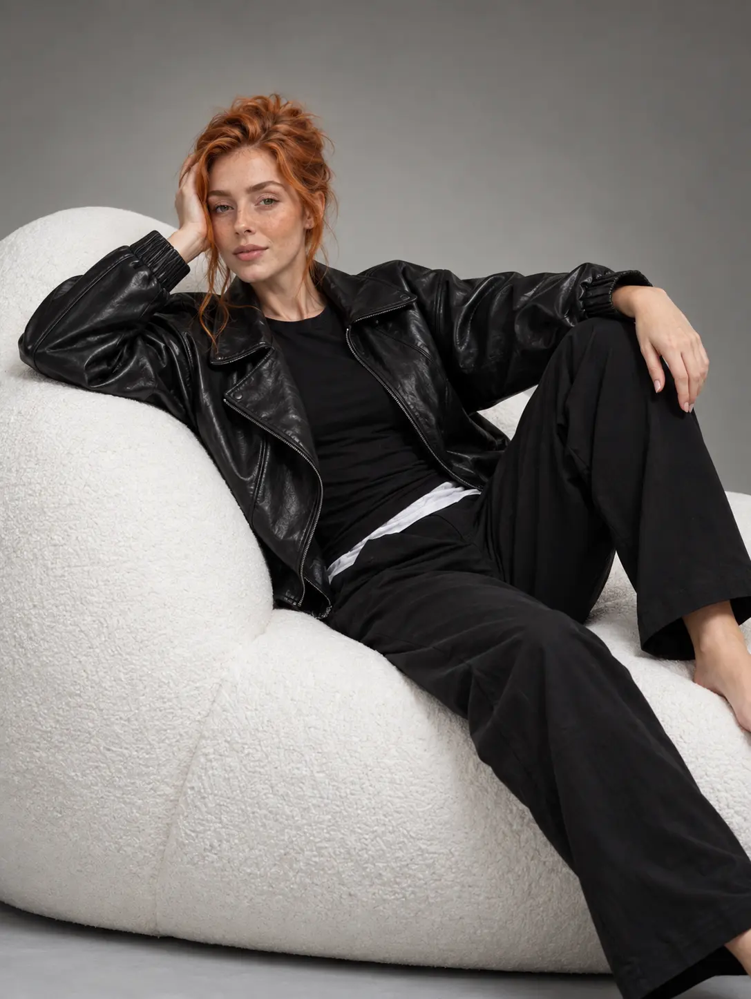 Beatriz Guedes de look preto em produção editorial